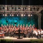 Un'orchestra musicale sopra un palco.