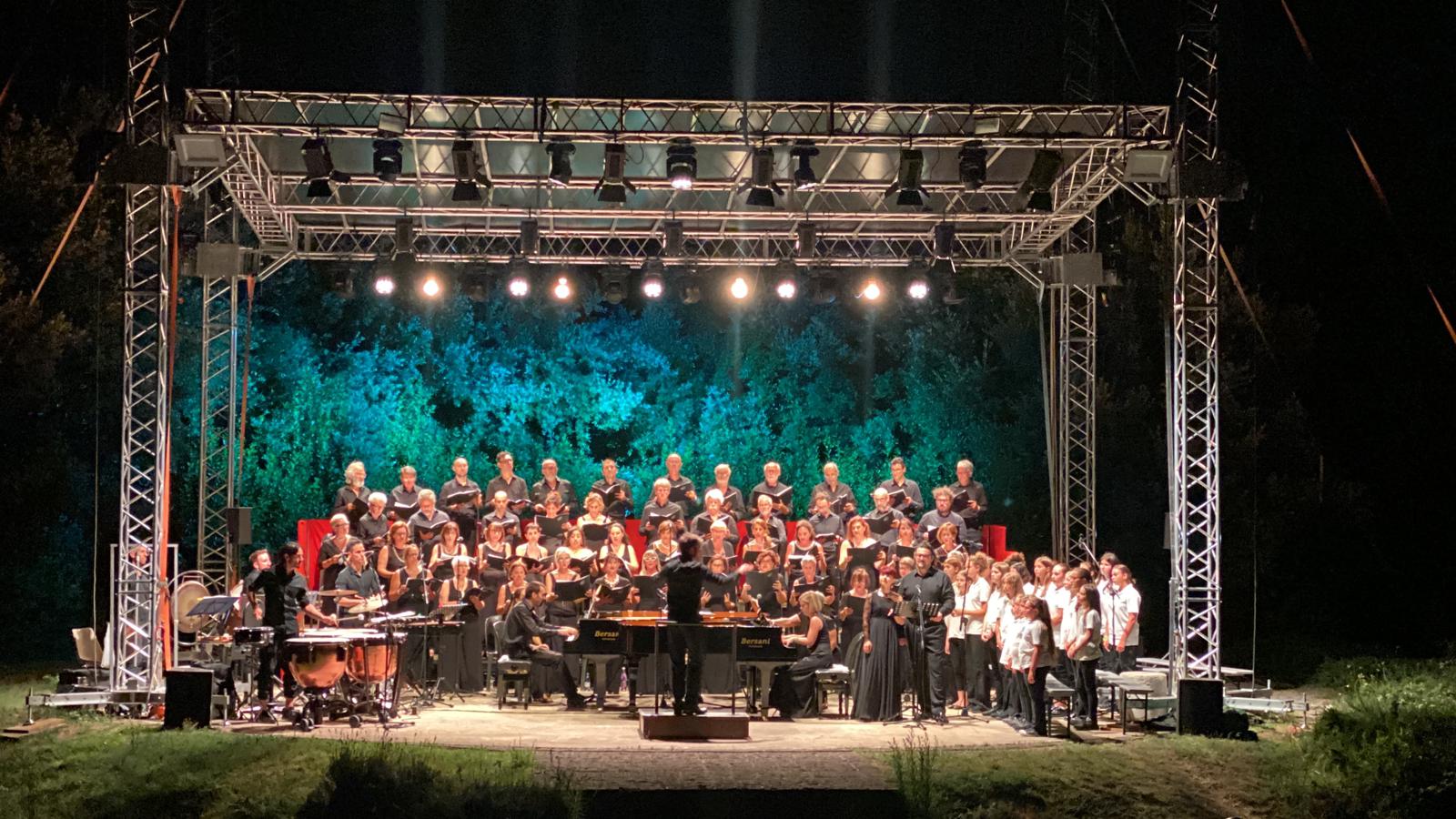 Un'orchestra musicale sopra un palco.