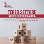 grafica con logo dell'università e piramide di legno con icone