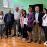 Gruppo di persone in posa da foto