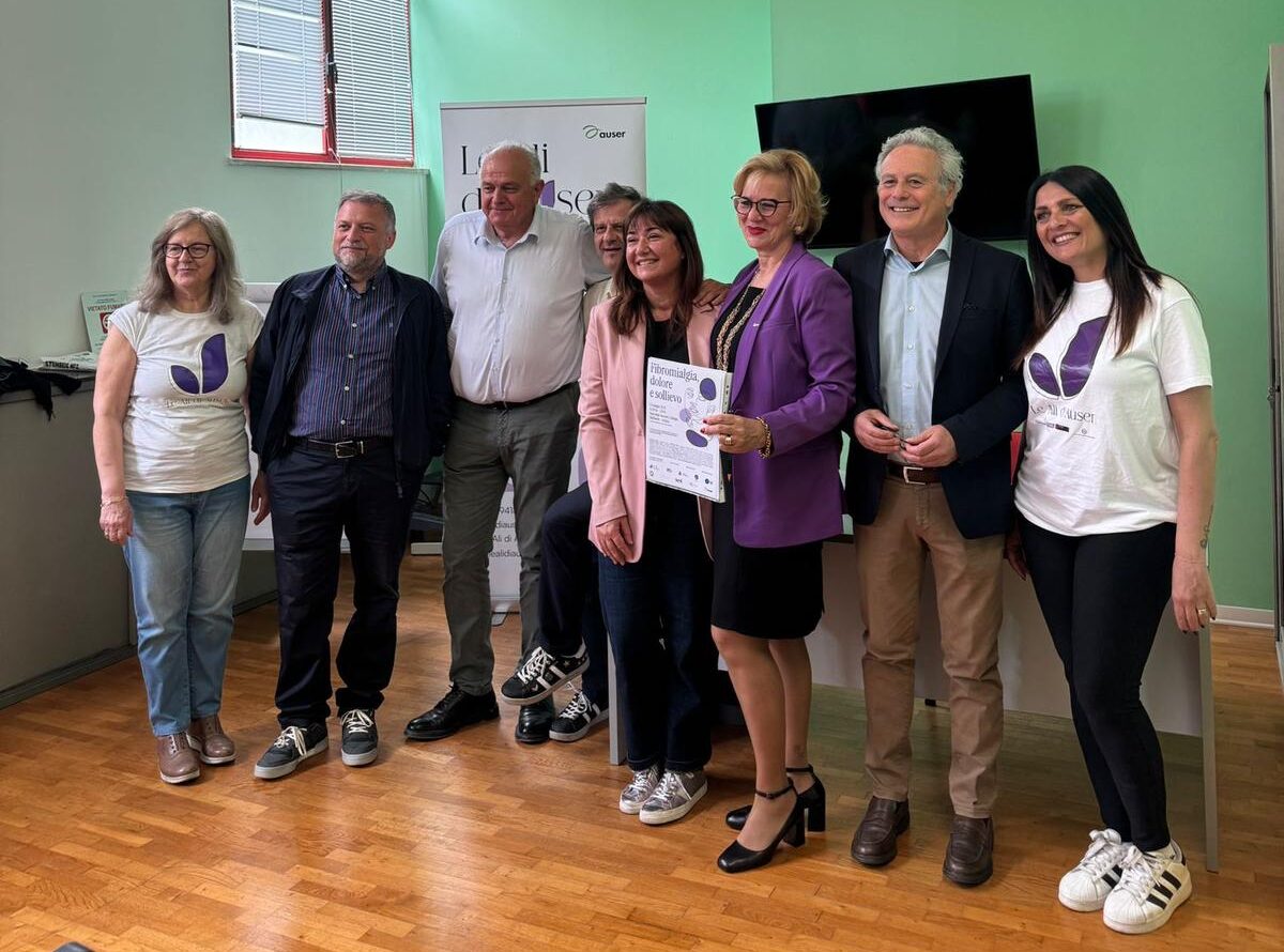 Gruppo di persone in posa da foto