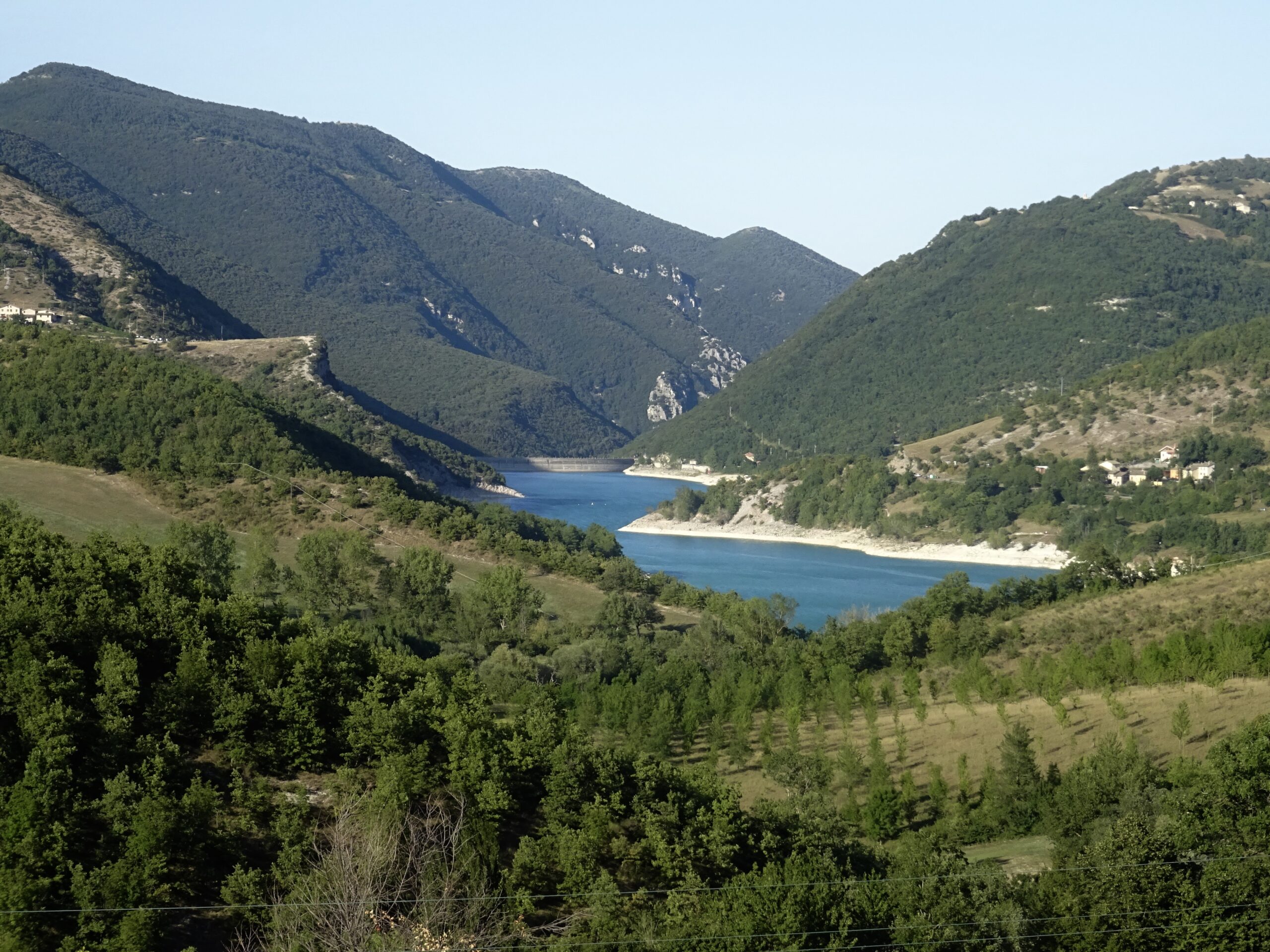 Un lago tra le montagne