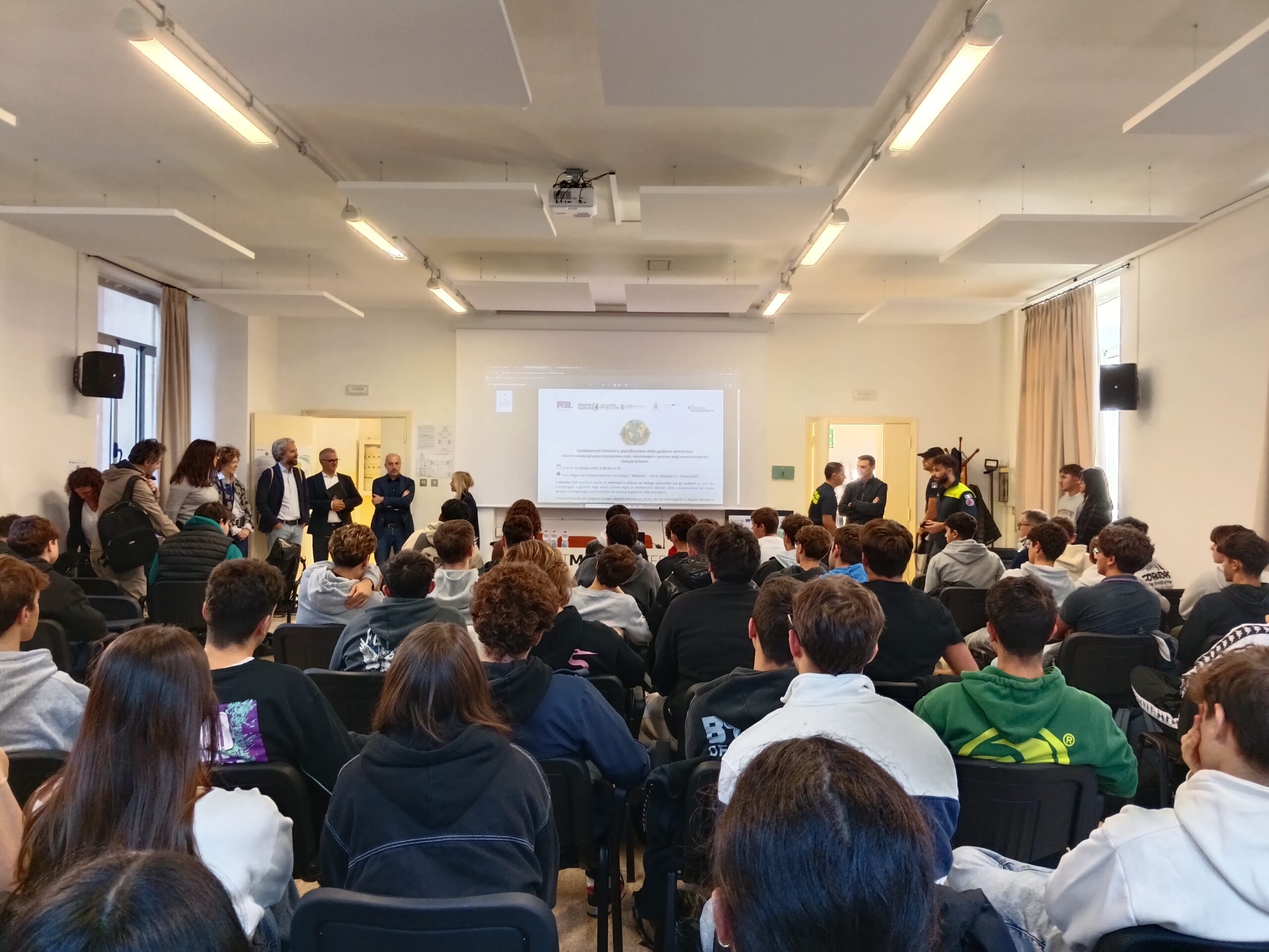 aula magna gremita di studenti durante una relazione