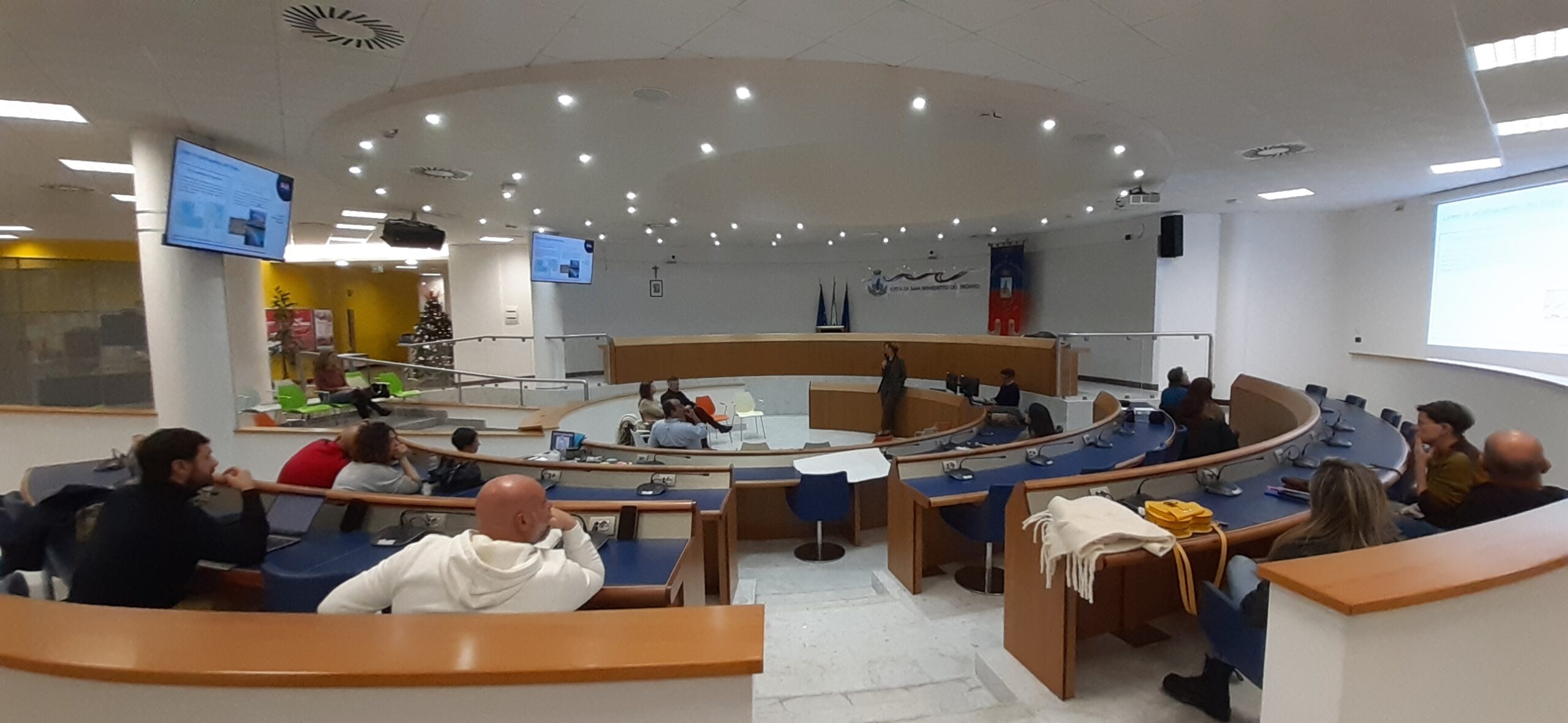 banchi disposti a emiciclo durante un incontro