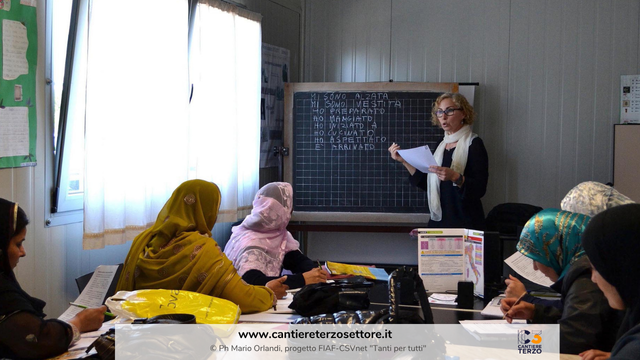 Una donna fa lezione a una classe