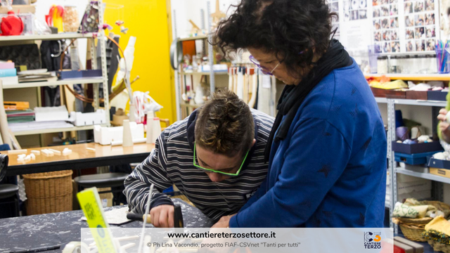 Due persone al lavoro in un laboratorio