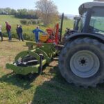 Un trattore sul campo