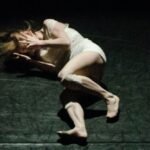 Una persona stesa a terra