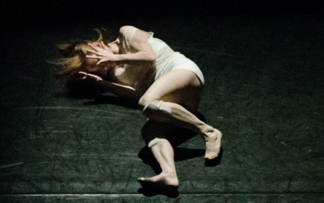 Una persona stesa a terra