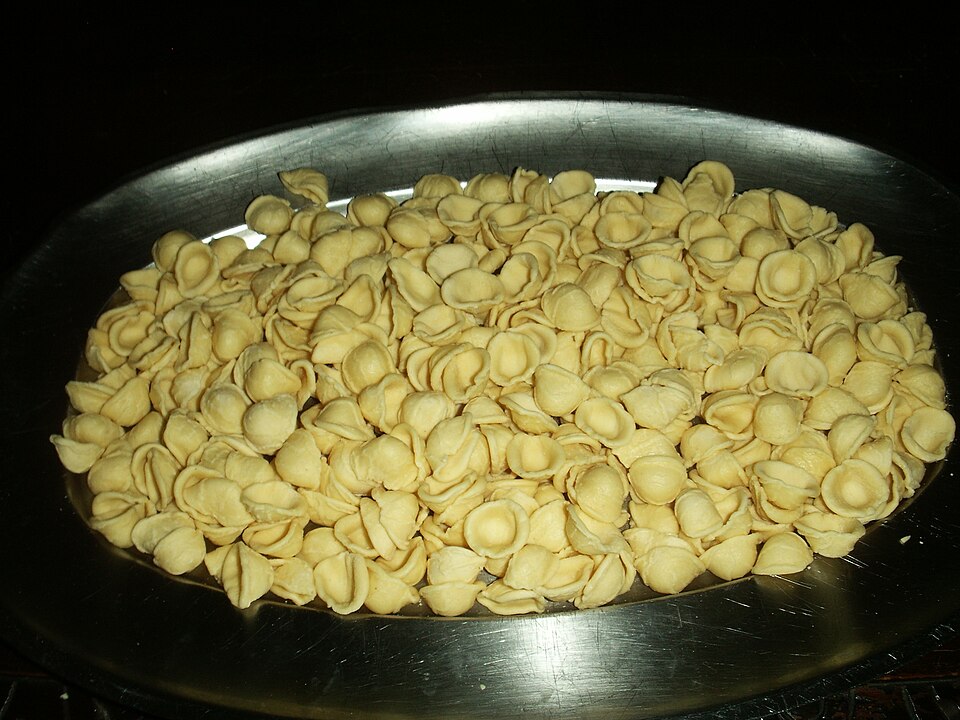 Pasta tipo orecchiette in un vassoio