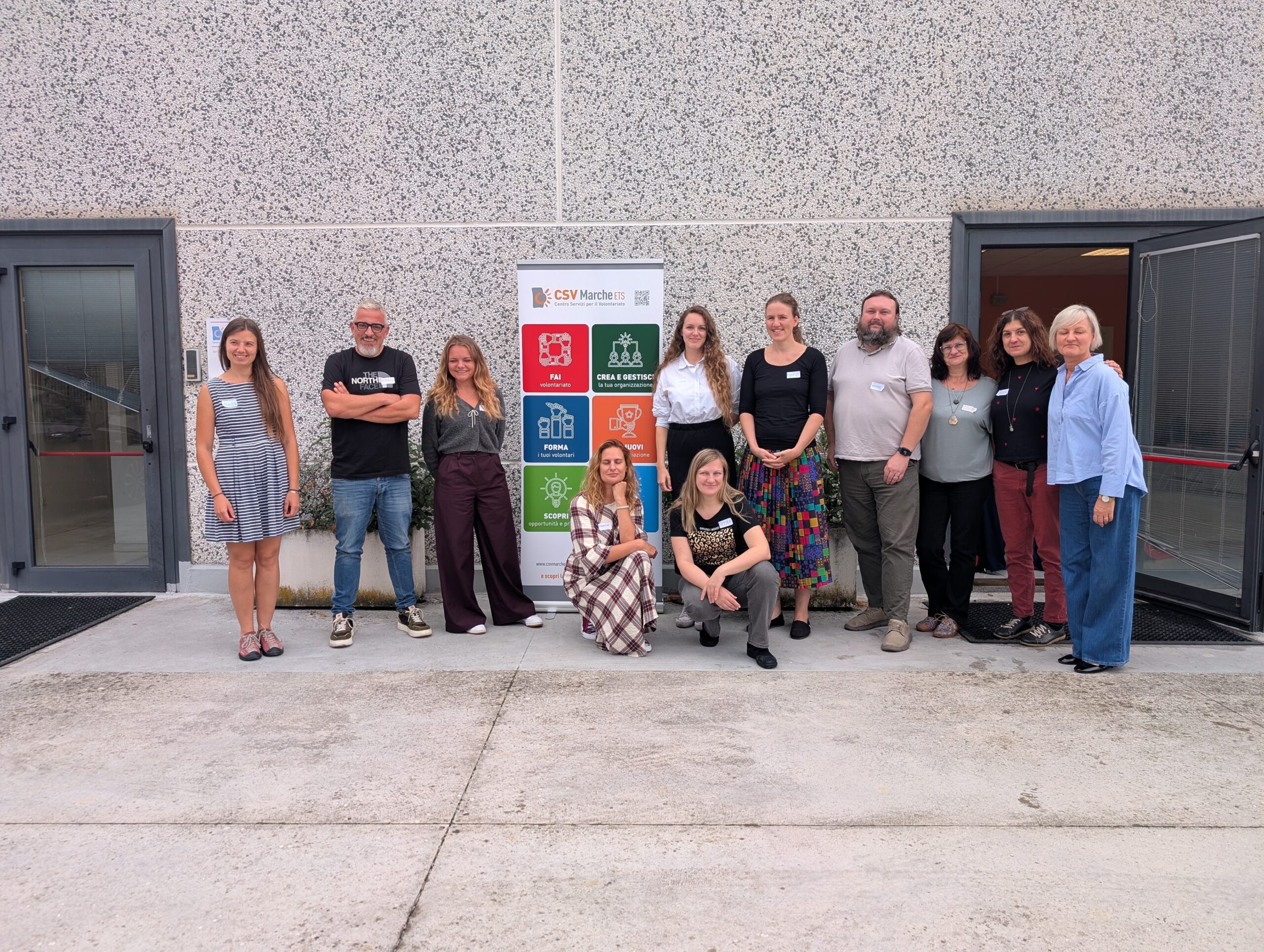 Un gruppo di persone in posa.