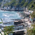 Un litorale marino con pedane per barche