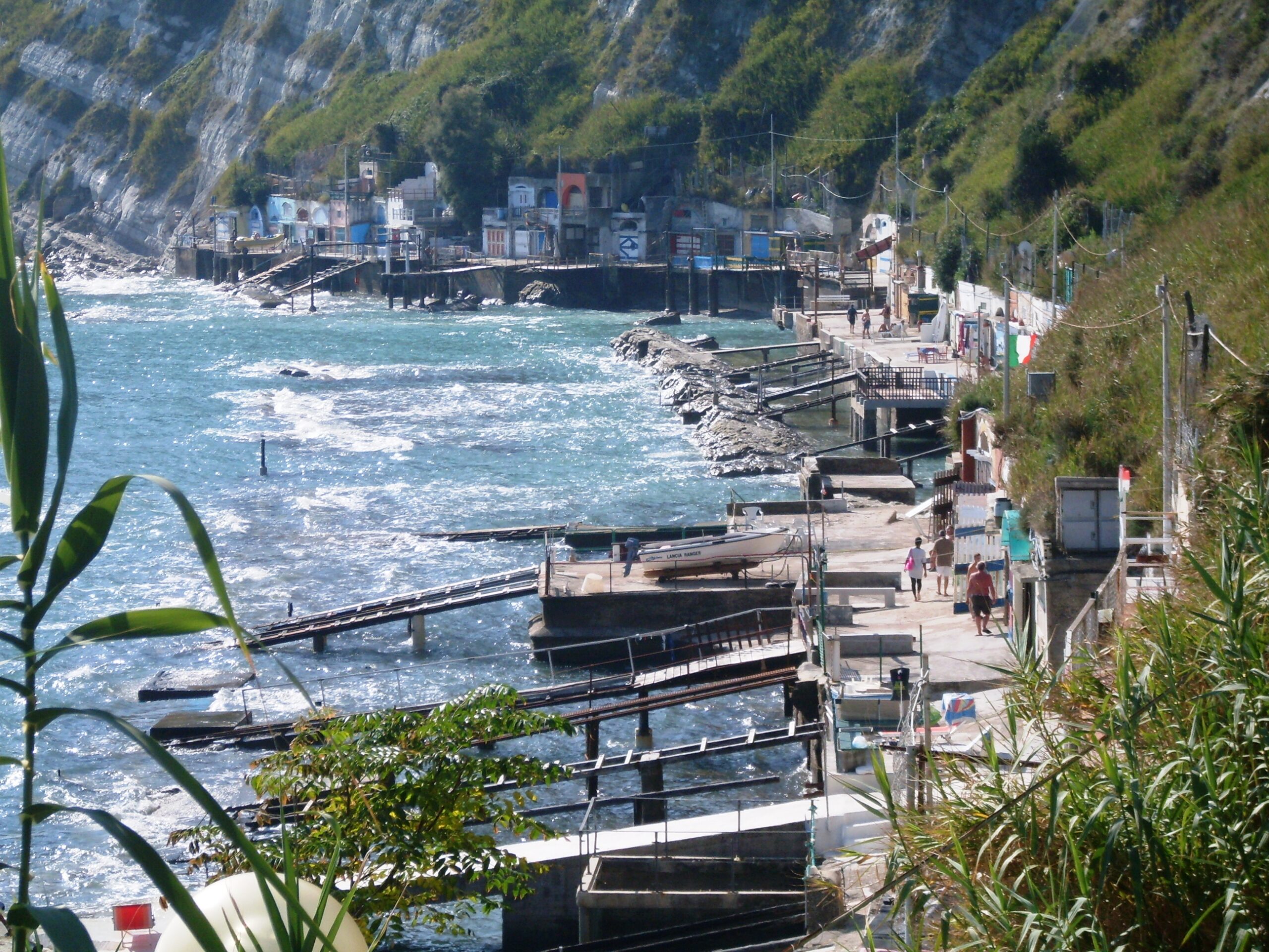 Un litorale marino con pedane per barche