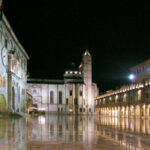 Piazza del popolo ad Ascoli, di notte