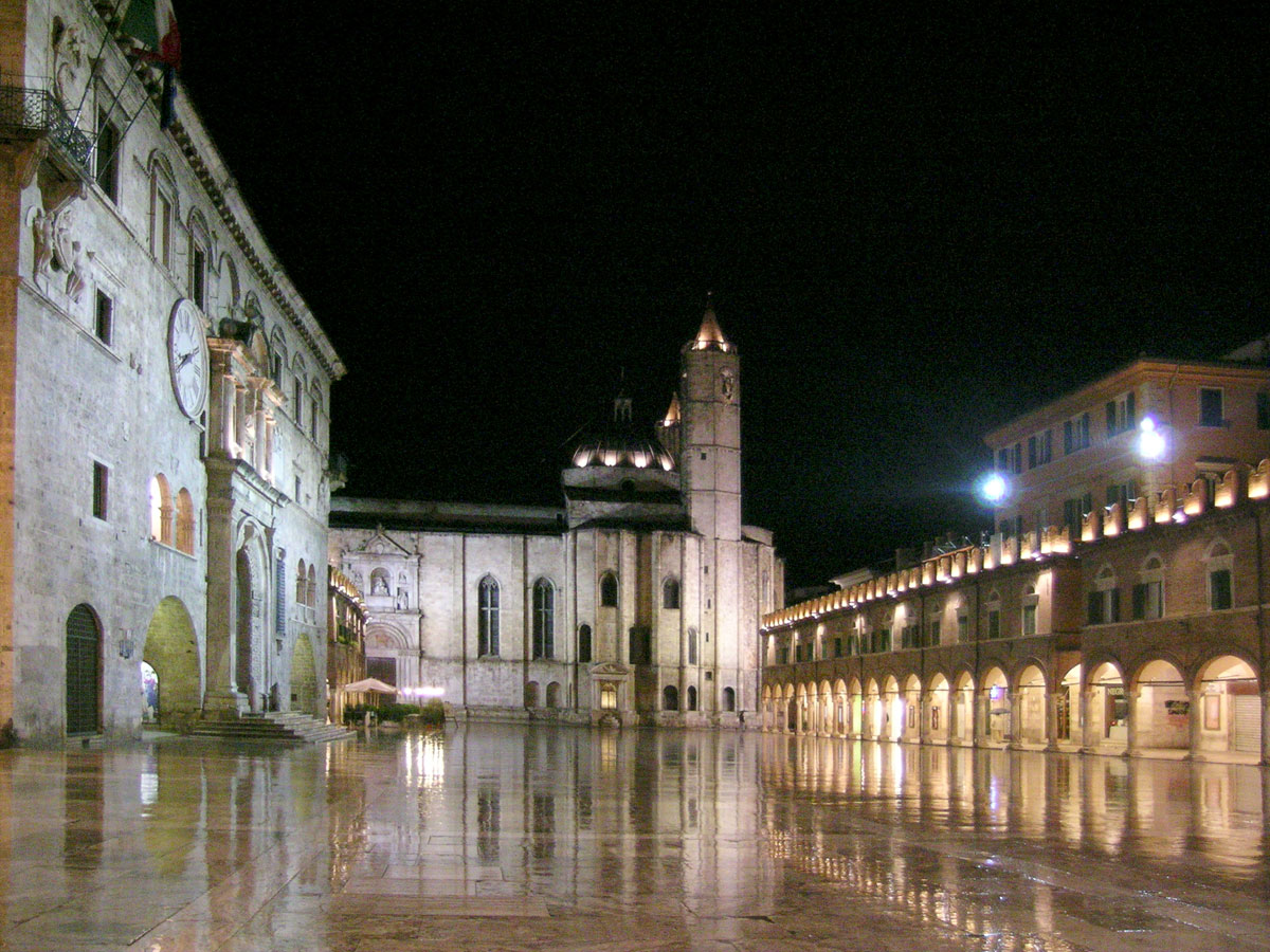 Piazza del popolo ad Ascoli, di notte