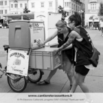 Due ragazze attorno a una bicicletta con dei pacchi