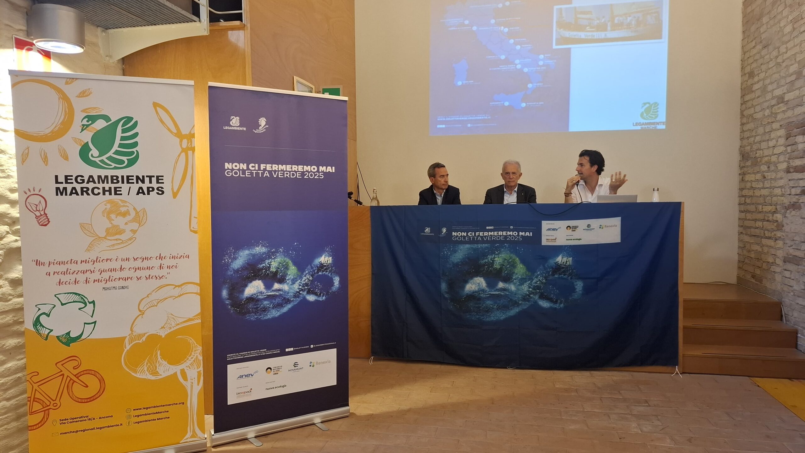 tre relatori durante la presentazione dei dati