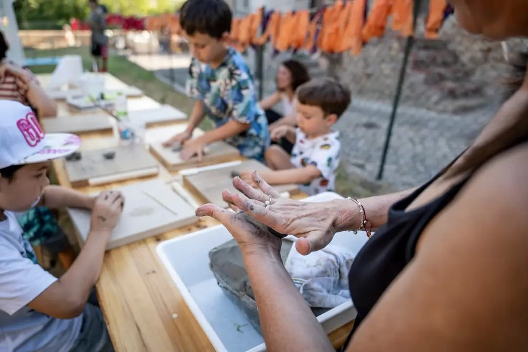 Foto di bambini durante un laboratorio
