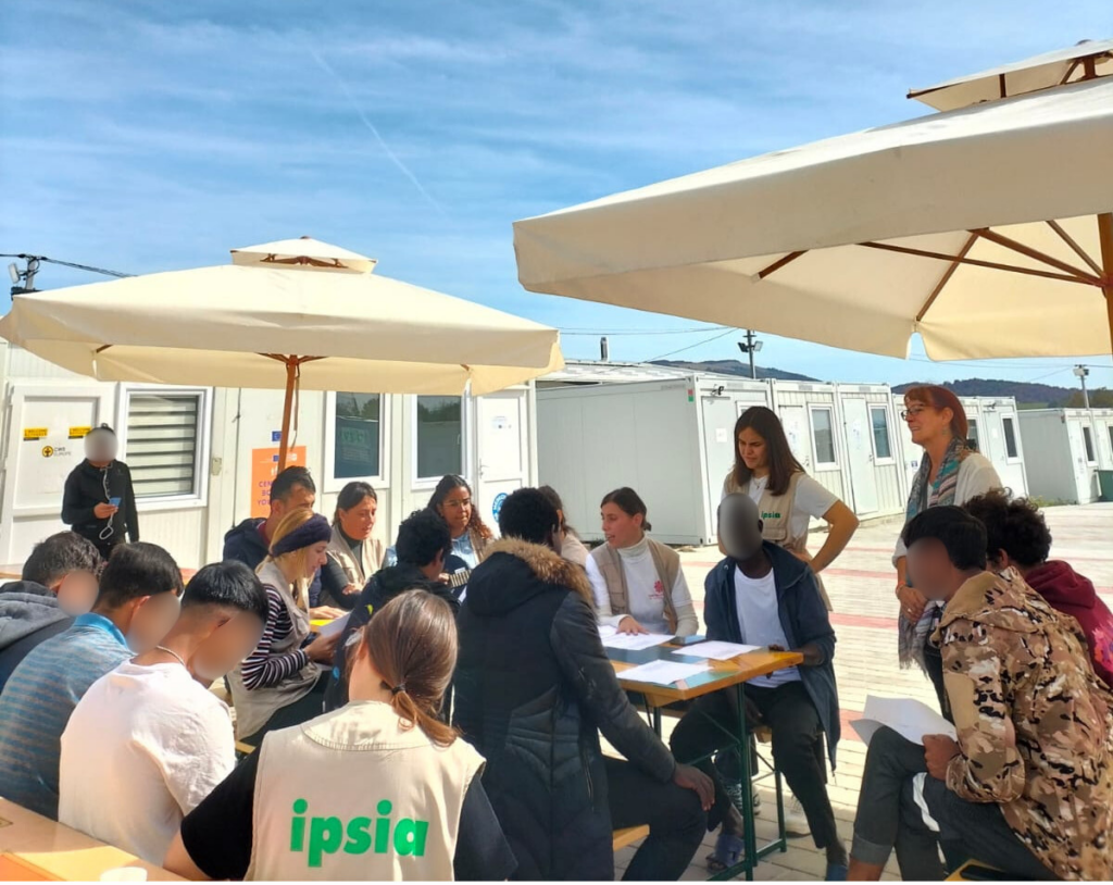 Elisabetta Figini con altri volontari e alcuni migranti