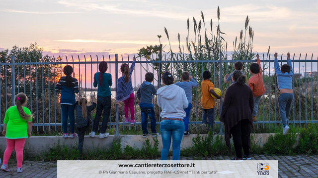 Bambini guardano l'orizzonte
