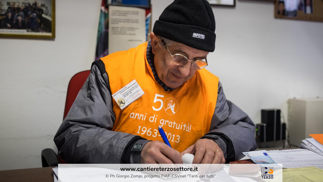 Una persona che scrive