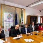 il tavolo dei relatori della conferenza stampa