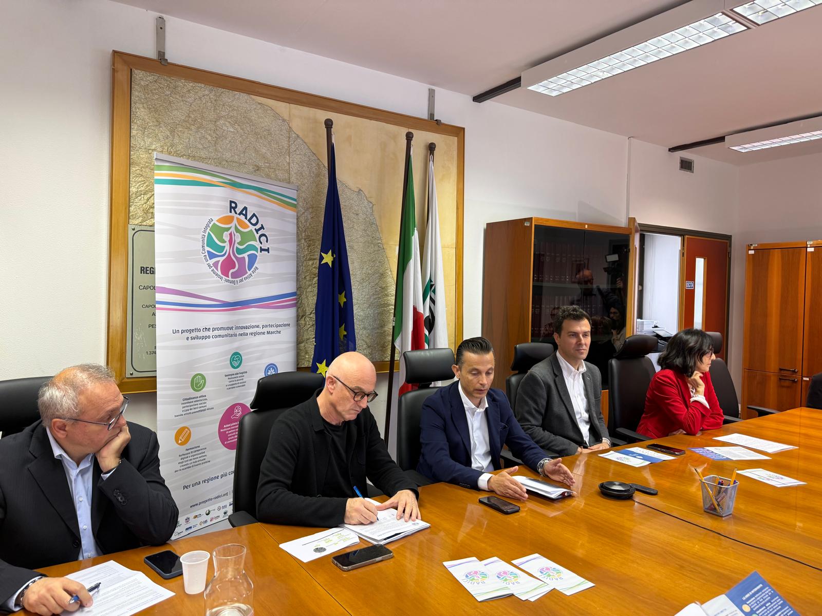 il tavolo dei relatori della conferenza stampa