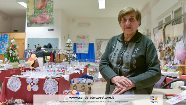 Una signora in un negozio di oggetti