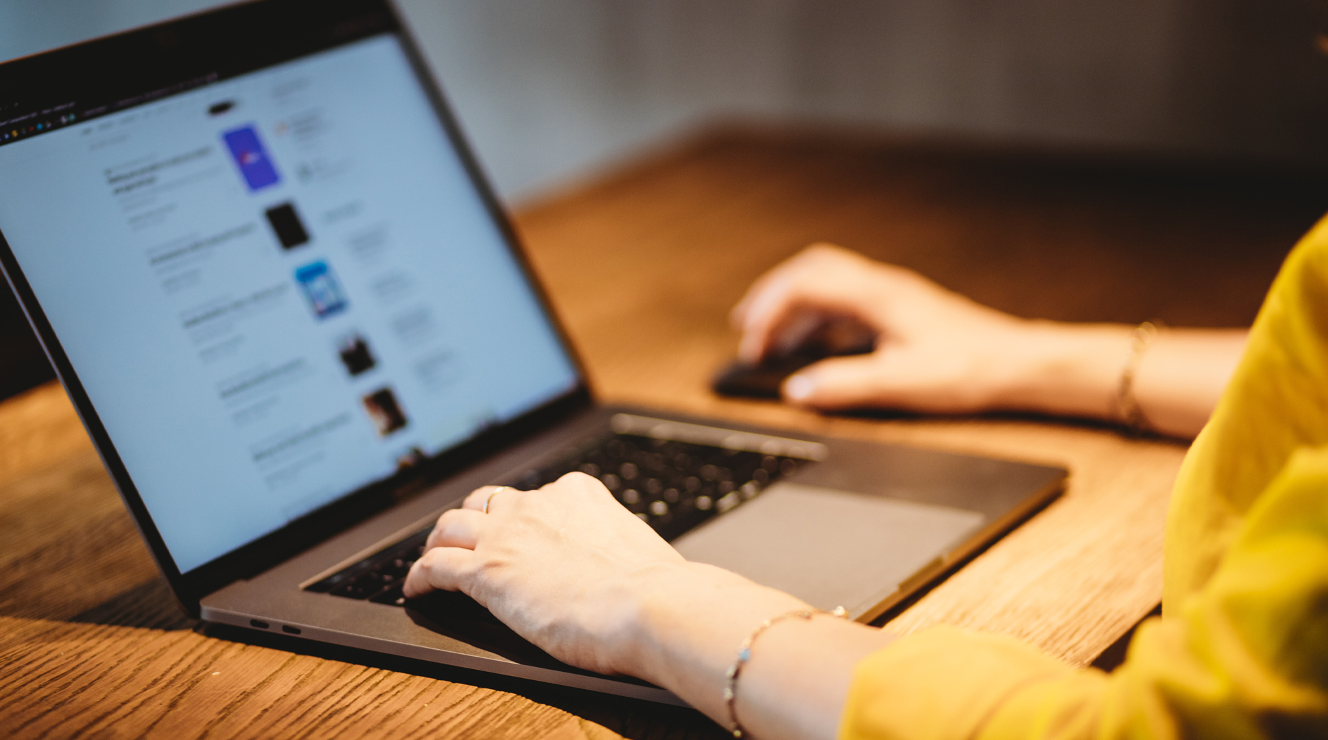 una persona effettua una ricerca al pc