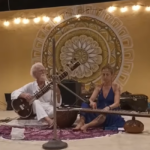 Due persone che suonano sitār e tanpura