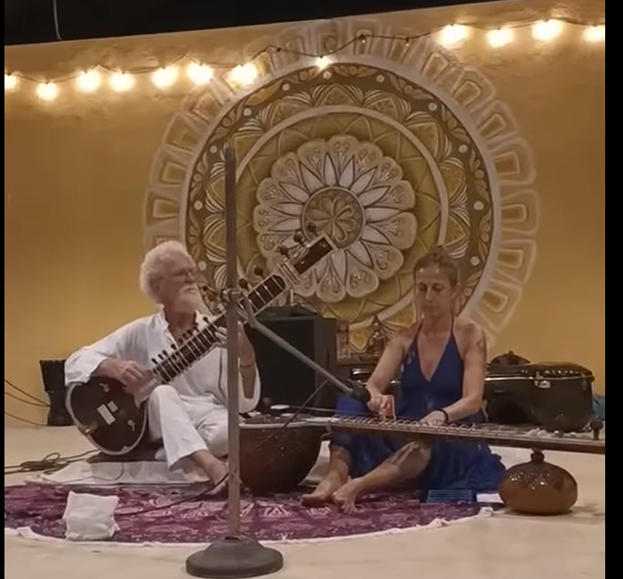 Due persone che suonano sitār e tanpura