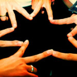 le dita di più mani che formano una stella