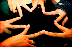 le dita di più mani che formano una stella
