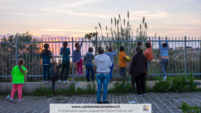 Bambini guardano l'orizzonte