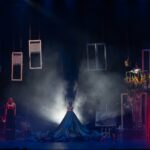 cinque attrici sul palcoscenico di un teatro, circondate da quadri, infissi e da un balconcino