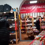 gli interni di un negozio con scaffali e tavoli pieni di prodotti