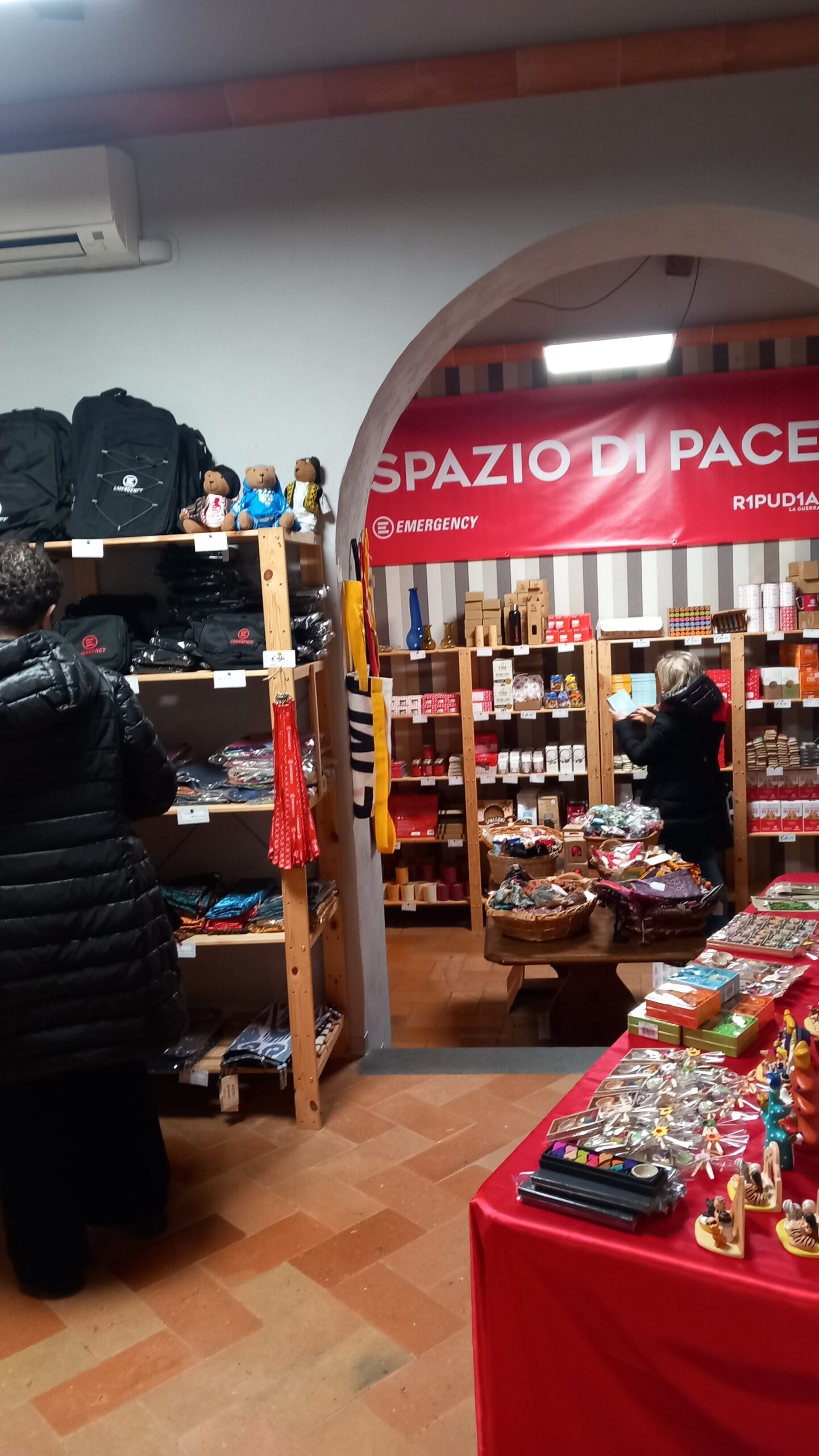 gli interni di un negozio con scaffali e tavoli pieni di prodotti