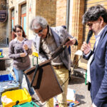 Un uomo esamina un bidone dell'umido