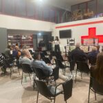 una sala con una platea e una relatrice