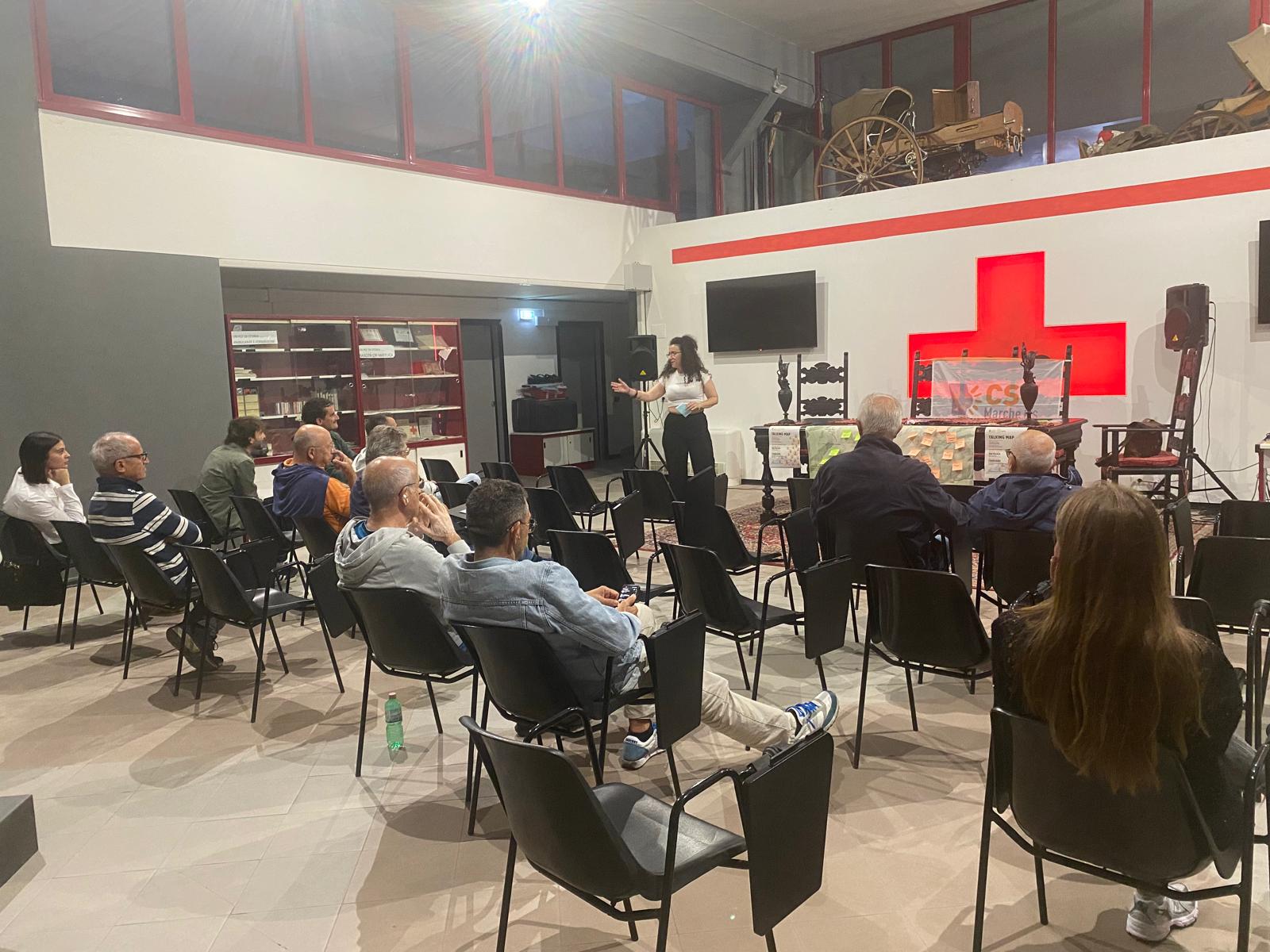 una sala con una platea e una relatrice