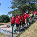 squadra di giovani con le tshirt rosse in posa lungo la scalinata di un parco