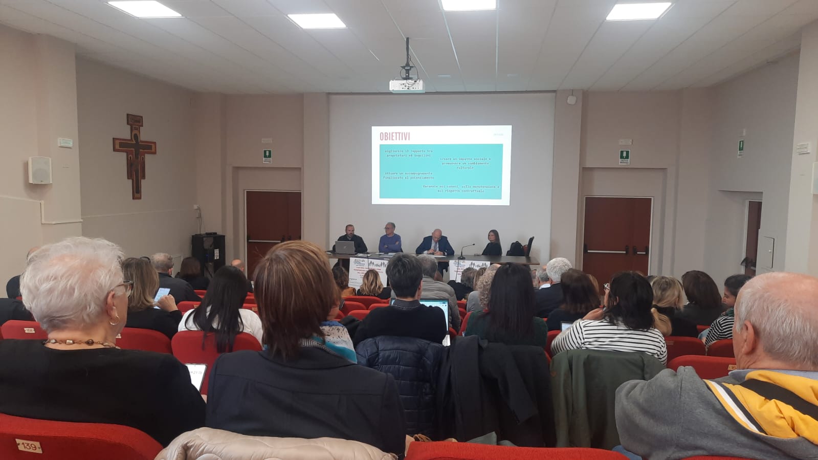 Una stanza dove si sta svolgendo un convegno