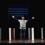 Un uomo sul palco