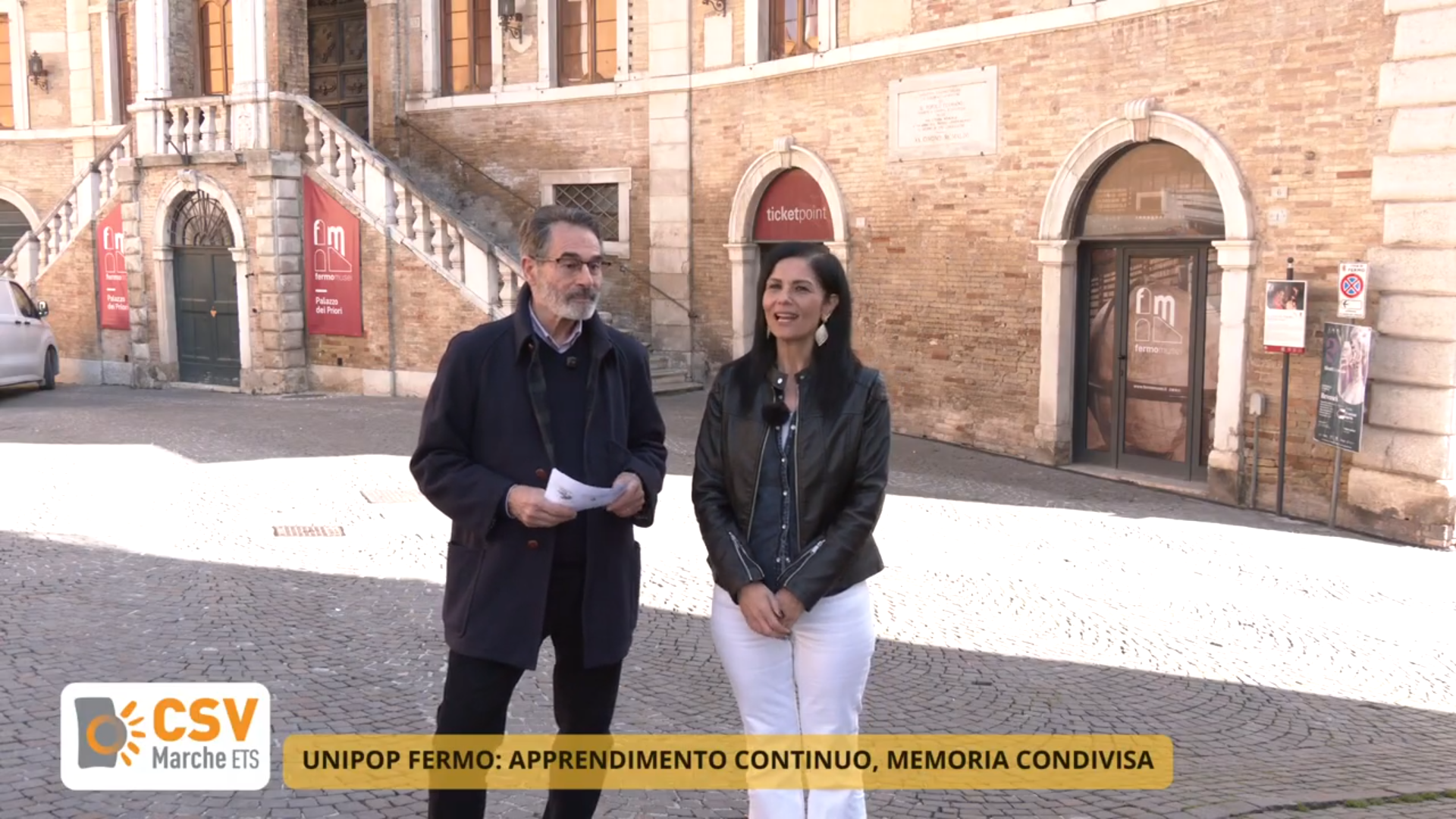 la conduttrice della rubrica con il presidente dell'associazione in piazza del popolo a Fermo
