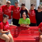 una squadra di giovani con al centro la tutor