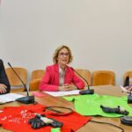 tavolo della conferenza stampa con i tre relatori
