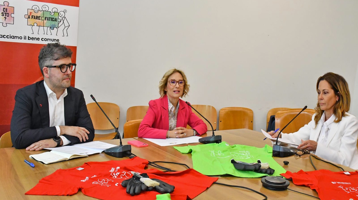 tavolo della conferenza stampa con i tre relatori