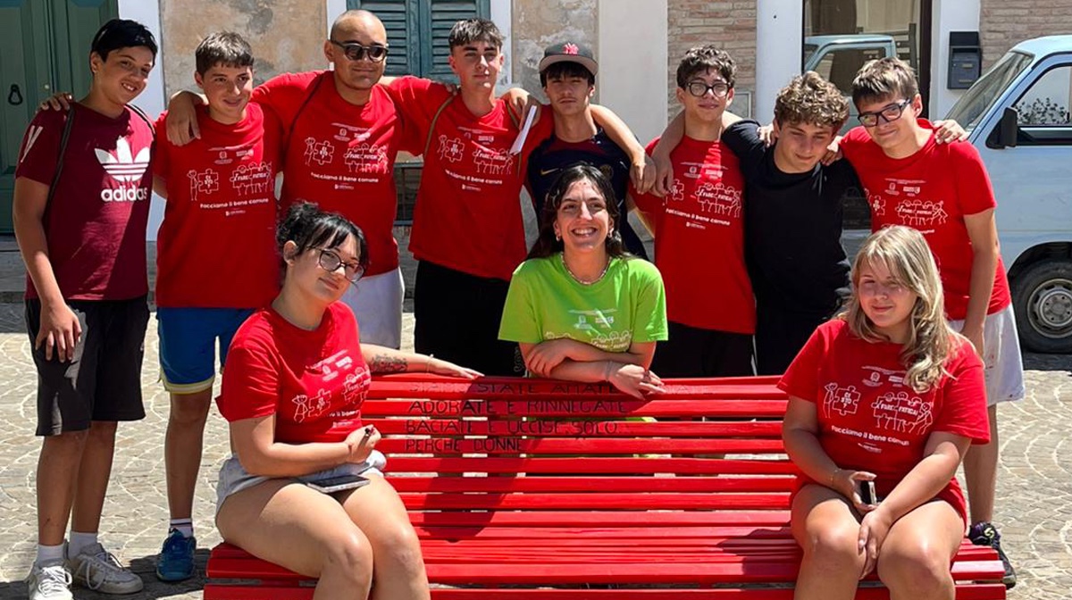 una squadra di giovani con al centro la tutor