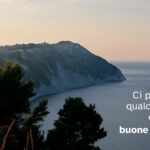 la baia di Mezzavalle di Ancona con il promontorio del Conero a picco sul mare