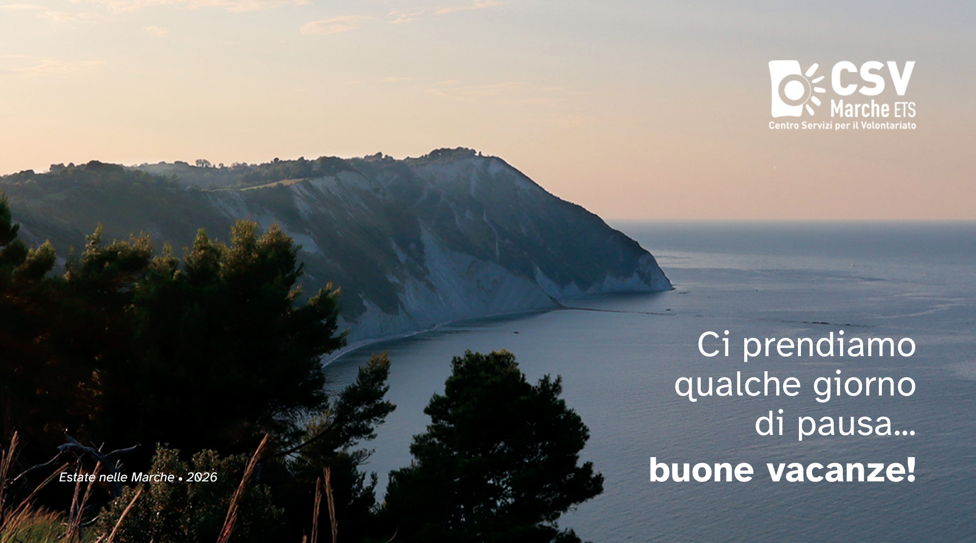 la baia di Mezzavalle di Ancona con il promontorio del Conero a picco sul mare